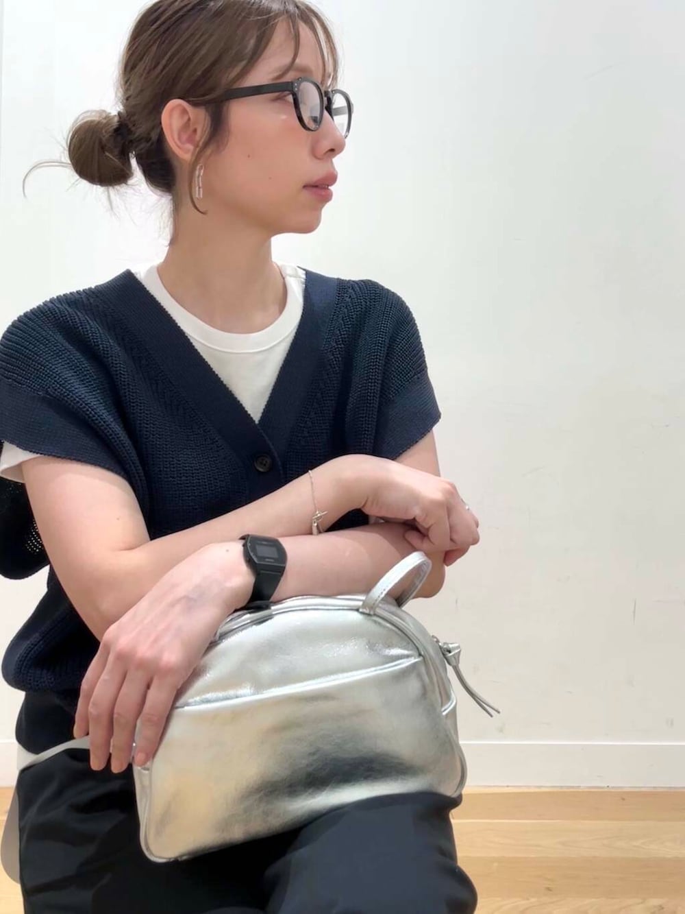 シルバー系のボストンバッグ、ブラック系のその他パンツ、ブルー系のベストを着用したレディースの夏コーディネートの5枚目の写真