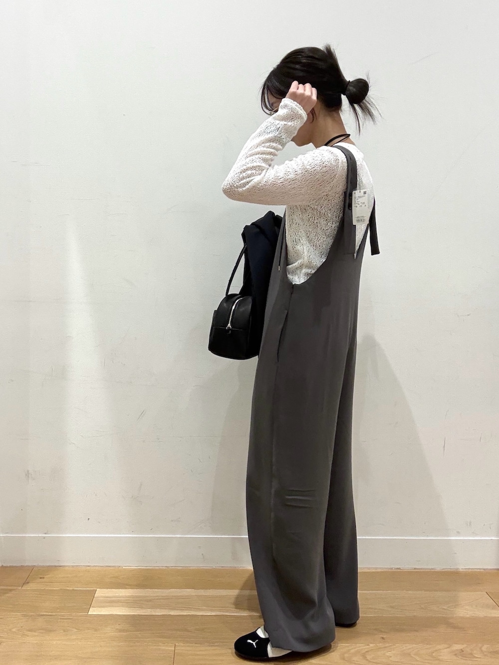 ブラック系のブルゾン、ブラック系のボストンバッグ、グレー系のサロペット/オーバーオールを着用したレディースの春コーディネートの6枚目の写真
