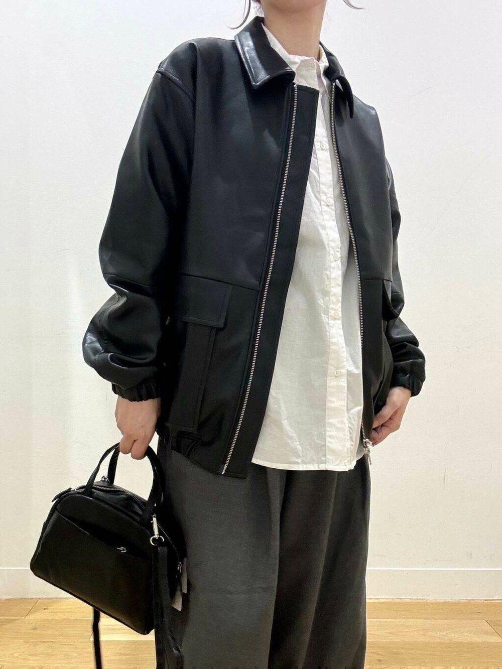 ホワイト系のシャツ/ブラウス、ブラック系のショルダーバッグ、グレー系のその他パンツを着用したレディースの秋コーディネートの5枚目の写真