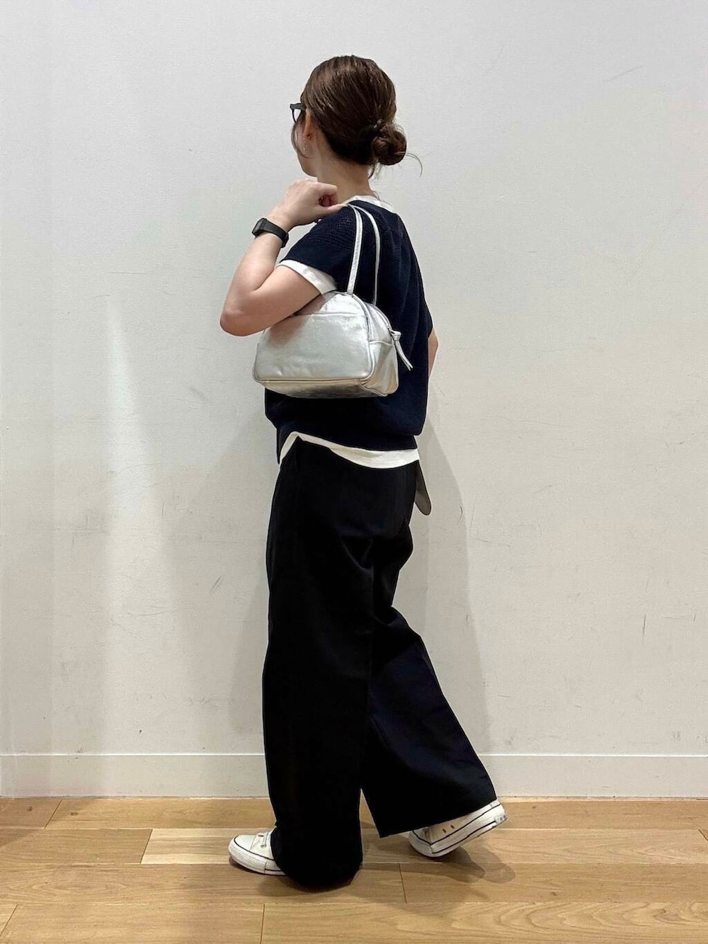 シルバー系のボストンバッグ、ブラック系のその他パンツ、ブルー系のベストを着用したレディースの夏コーディネートの4枚目の写真