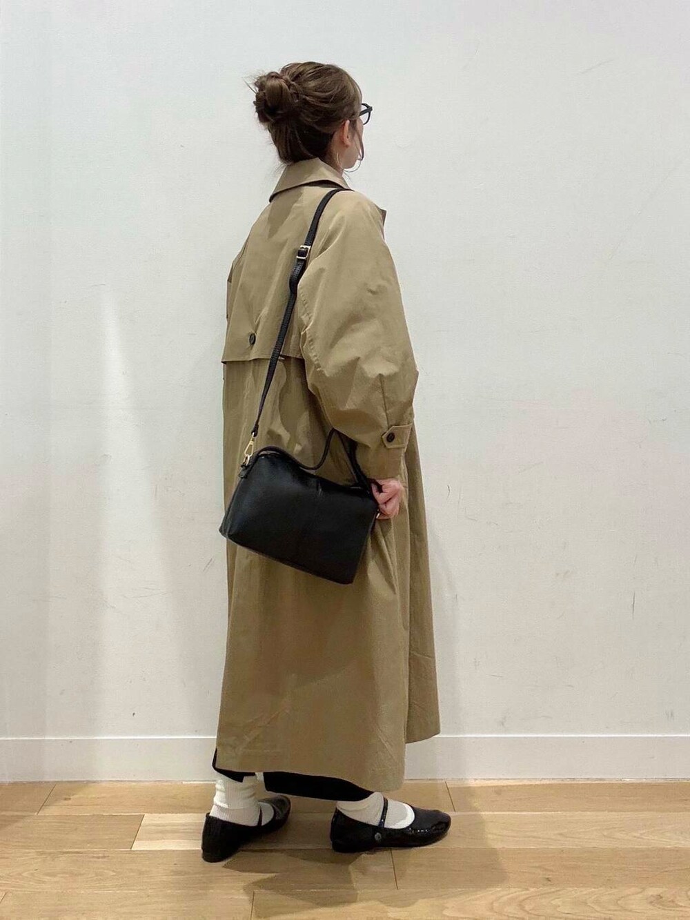 グレー系のカーディガン/ボレロ、ブルー系のシャツ/ブラウス、ベージュ系のその他アウターを着用したレディースの冬コーディネートの7枚目の写真