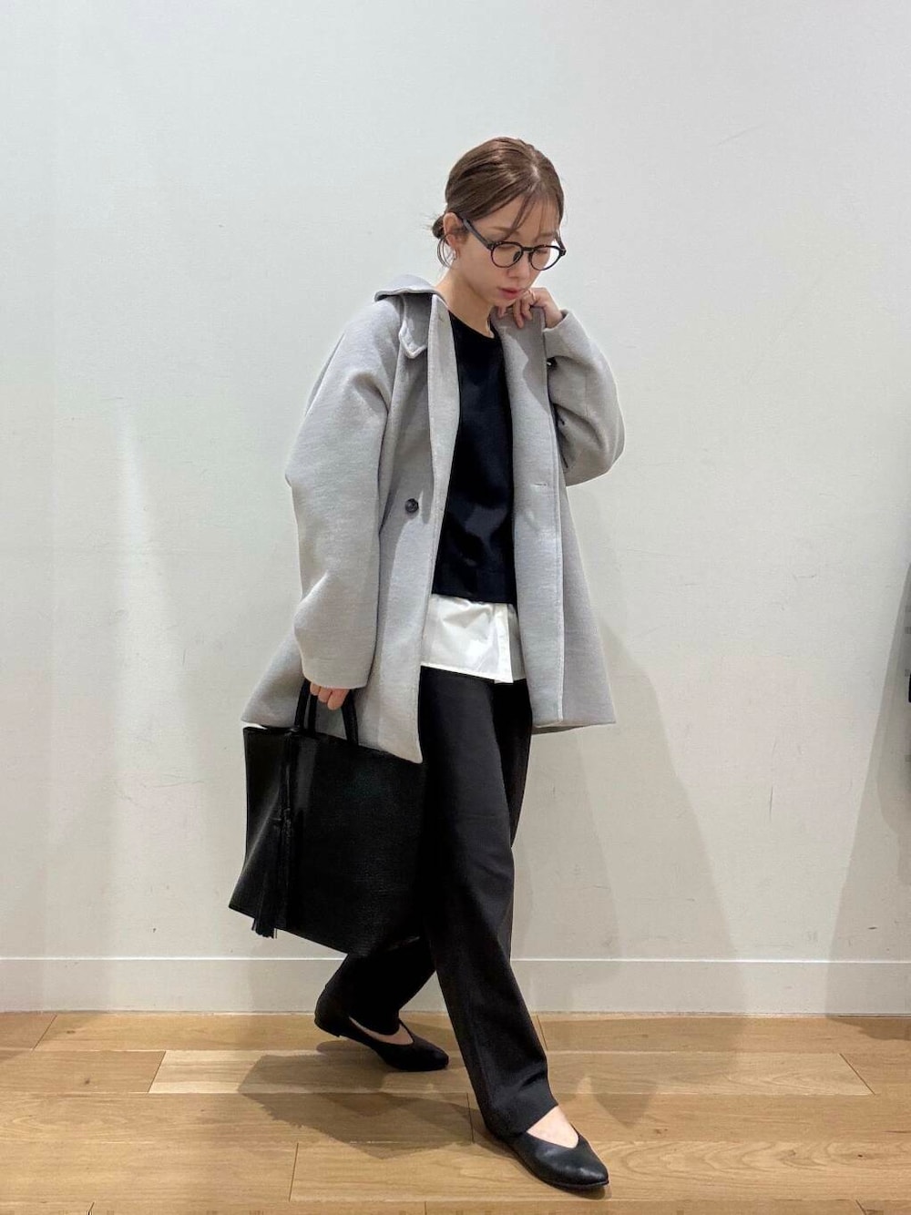 ブラック系のトートバッグ、ブラック系のパンプス、グレー系のエコバッグ/サブバッグを着用したレディースの冬コーディネートの2枚目の写真