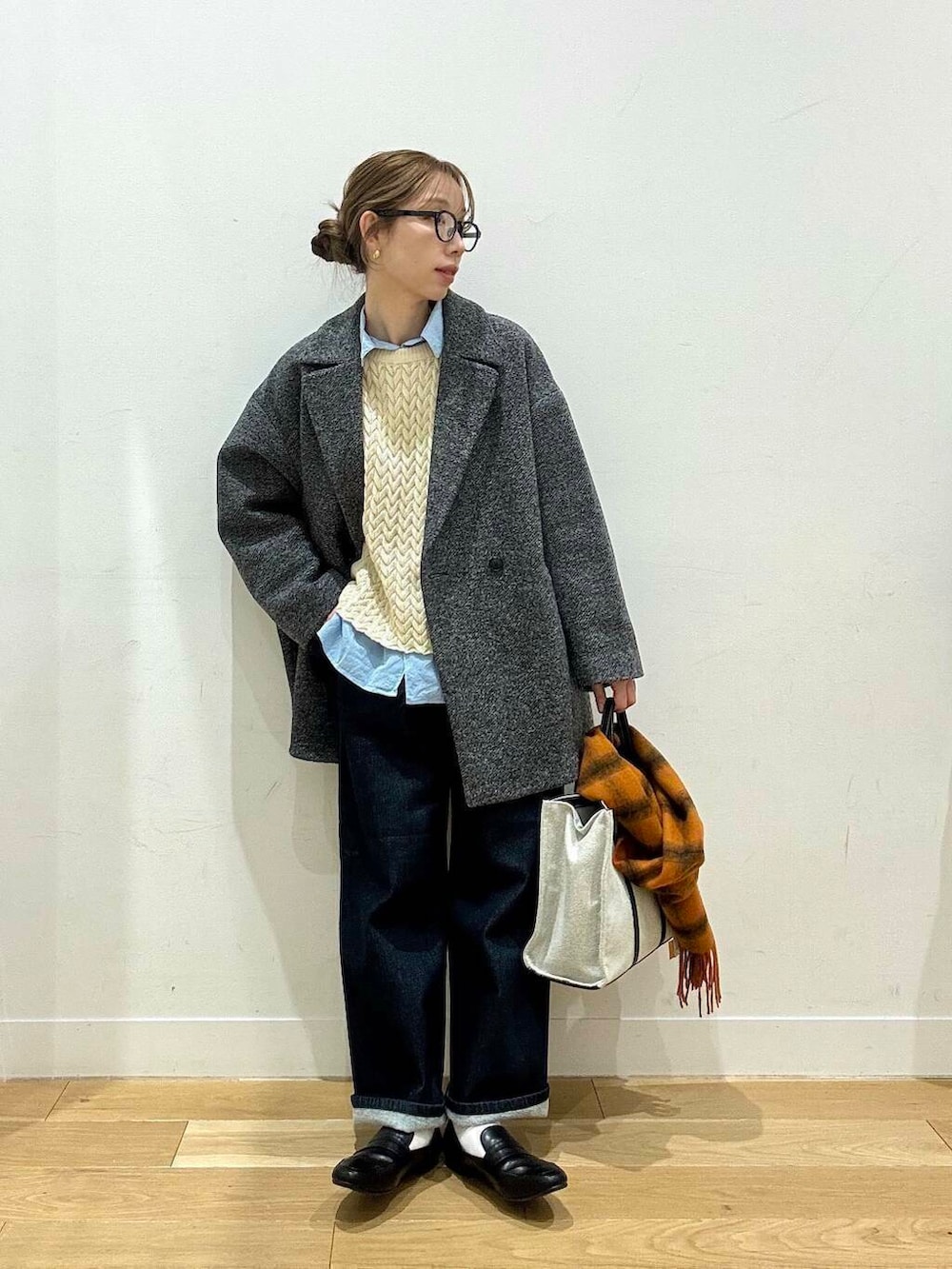 ブルー系のデニムパンツ、ブラック系のローファー、グレー系のその他アウターを着用したレディースの冬コーディネートの2枚目の写真