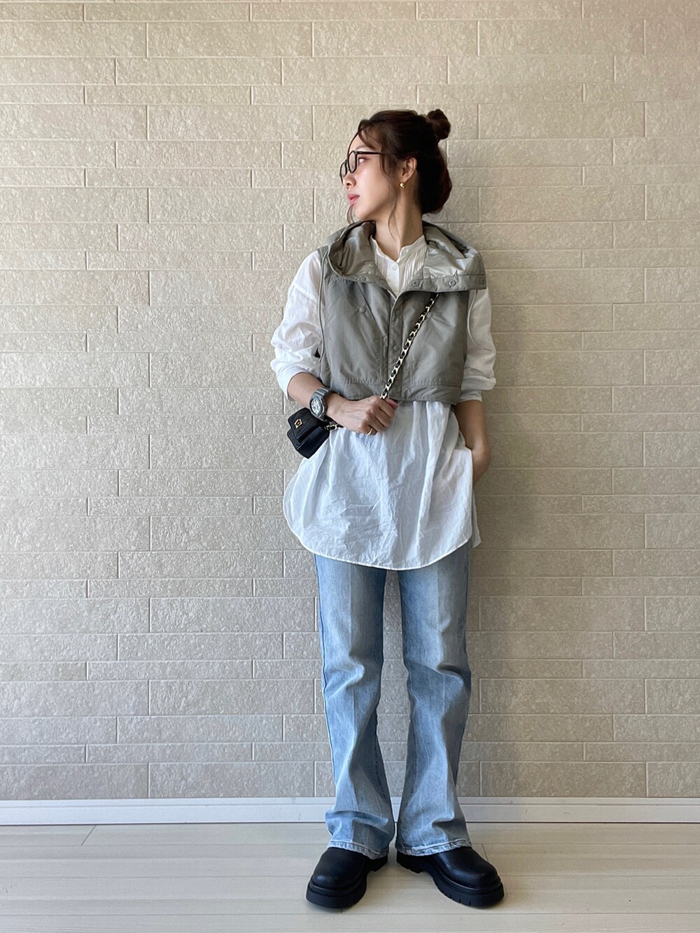 「きれいめカジュアル、ダウンベスト、ベスト、フレアデニム、デニム、厚底シューズ、秋ルック紹介するよ、レイヤードスタイル、PR、EDWIN、チェーンバッグ、サイドゴアブーツ、ハイウエスト、ミリタリー」｜「EDWINのessentials ハイウエストフレアデニムパンツ（デニムパンツ、ブルー系）」を使った、えばみ。さん（レディース・160cm）の秋コーディネートの3枚目の写真