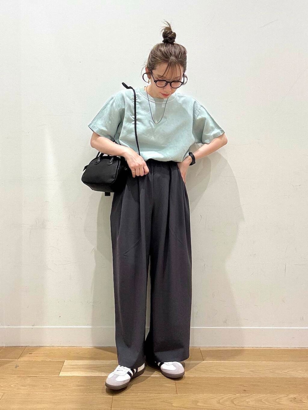 「ワイドパンツ、スラックス、Tシャツ、スニーカーコーデ、タックパンツ、doors、メガネ女子、骨格ナチュラル、大人スニーカー、ナチュラル×イエベ春、スタッフのこれ買いました」｜「adidasのadidas　SAMBA OG（スニーカー、ホワイト系）」を使った、えばみ。さん（レディース・160cm）の春コーディネートの3枚目の写真