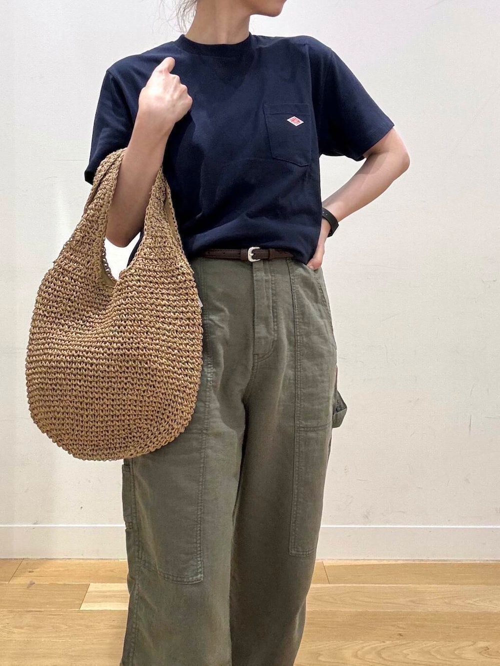 イエロー系のトートバッグ、ブラウン系のサンダル、グリーン系のその他パンツを着用したレディースの春コーディネートの6枚目の写真