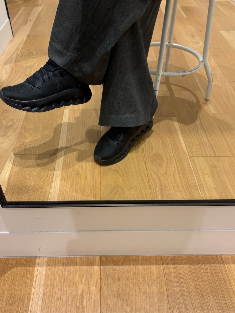 ホワイト系のTシャツ/カットソー、グレー系のその他パンツ、ブラック系のヘアゴムを着用したレディースの秋コーディネートの7枚目の写真