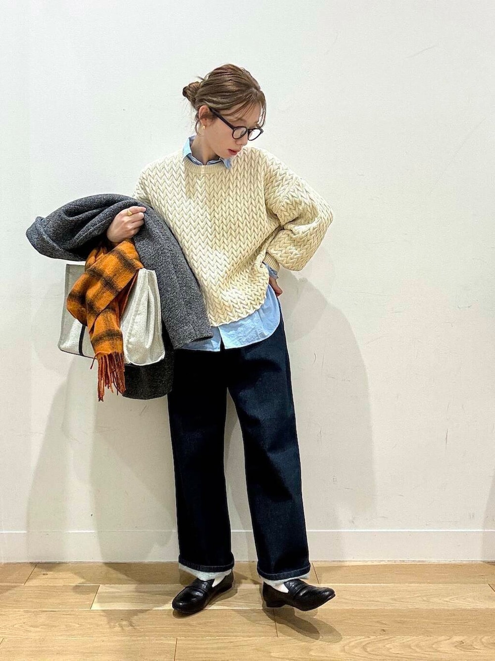 ブルー系のデニムパンツ、ブラック系のローファー、グレー系のその他アウターを着用したレディースの冬コーディネートの4枚目の写真