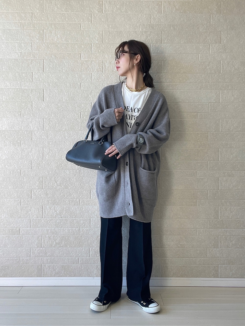 ブラック系のその他パンツ、グレー系のボストンバッグ、ベージュ系のシャツ/ブラウスを着用したレディースの秋コーディネートの2枚目の写真