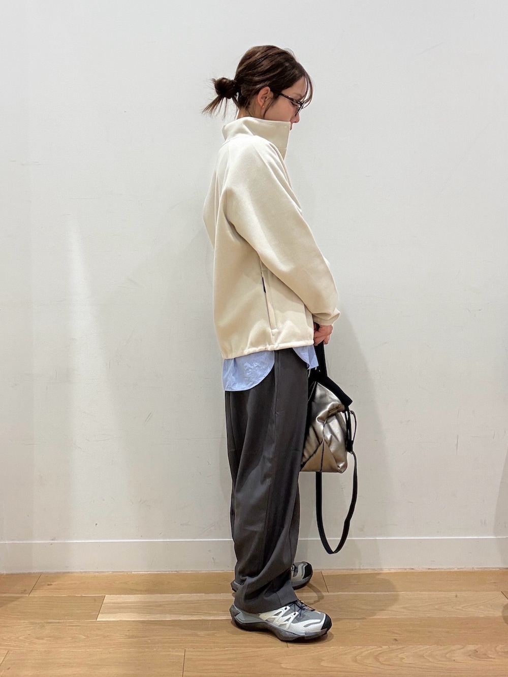 ホワイト系のその他トップス、グレー系のその他パンツ、ブルー系のシャツ/ブラウスを着用したレディースの冬コーディネートの5枚目の写真