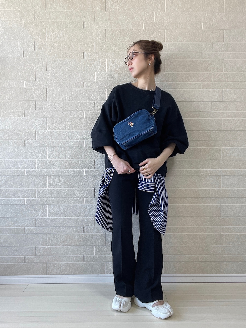 ブルー系のショルダーバッグ、ブラック系のその他パンツ、ホワイト系のサンダルを着用したレディースの春コーディネートの3枚目の写真