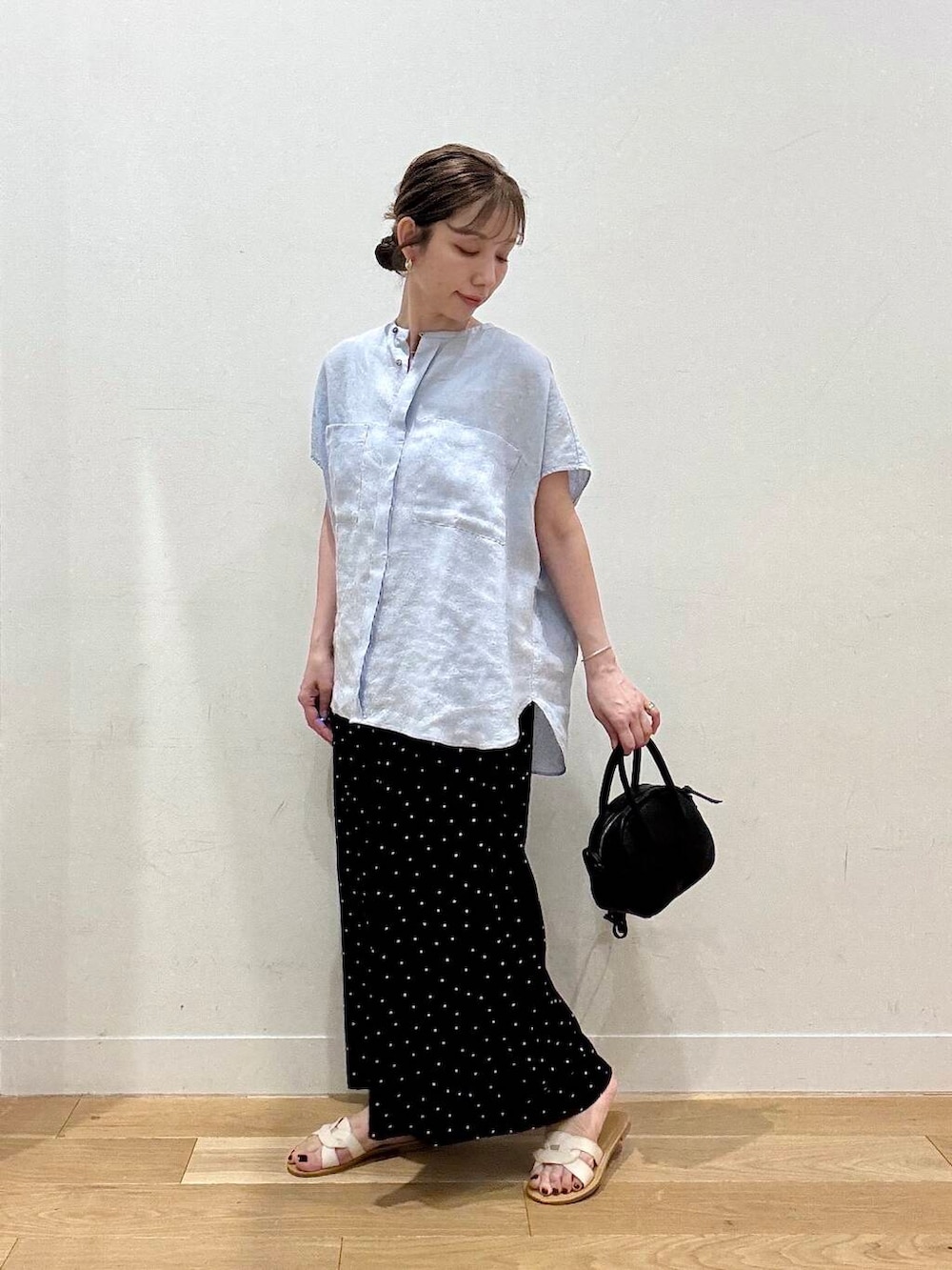 ホワイト系のサンダル、ブラック系のその他パンツ、ブルー系のシャツ/ブラウスを着用したレディースの夏コーディネートの5枚目の写真