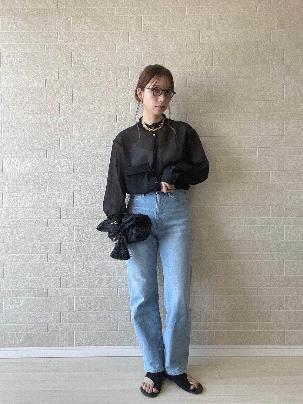 「ストレートデニム、シアーシャツ、メガネ女子、サングラス、シンプルコーデ、PR、LEE、秋服準備はじめました、モード、ハンドバッグ、シャツスタイル、大人カジュアル、ハイウエスト、シースルー」|「Leeの【WEB限定】最旬美脚デニム Y2K ストレッチ ストレートパンツ(デニムパンツ、ブルー系)」を使った、えばみ。さん(レディース・160cm)の夏コーディネートの4枚目の写真