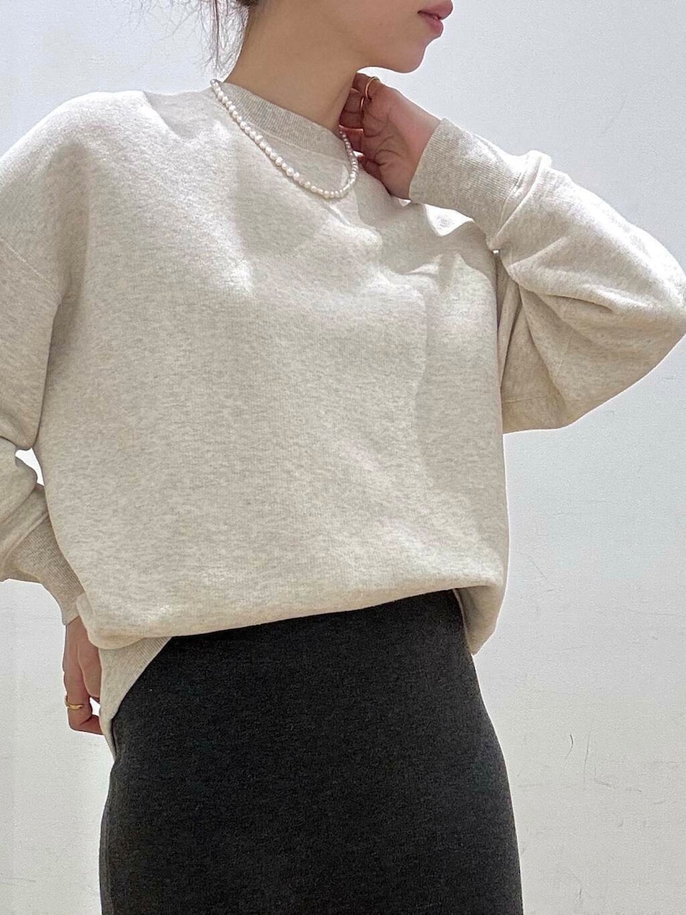 ホワイト系のスニーカー、グレー系のスカート、ホワイト系のダウンジャケット/コートを着用したレディースの冬コーディネートの7枚目の写真