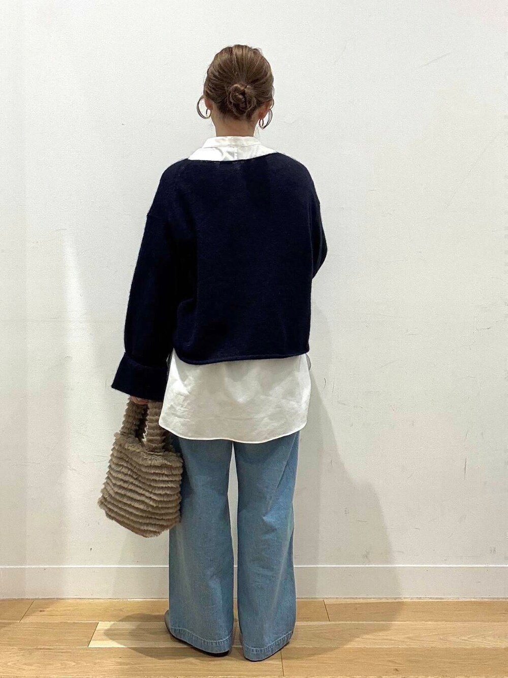 ホワイト系のシャツ/ブラウス、ブラウン系のその他アウター、シルバー系のローファーを着用したレディースの冬コーディネートの2枚目の写真