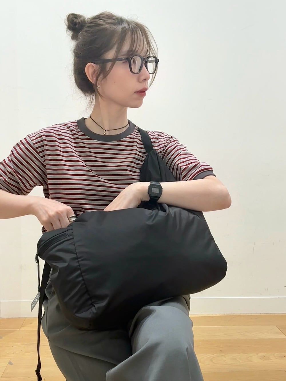 ブラック系のサンダル、グレー系のTシャツ/カットソー、グレー系のその他パンツを着用したレディースの夏コーディネートの4枚目の写真
