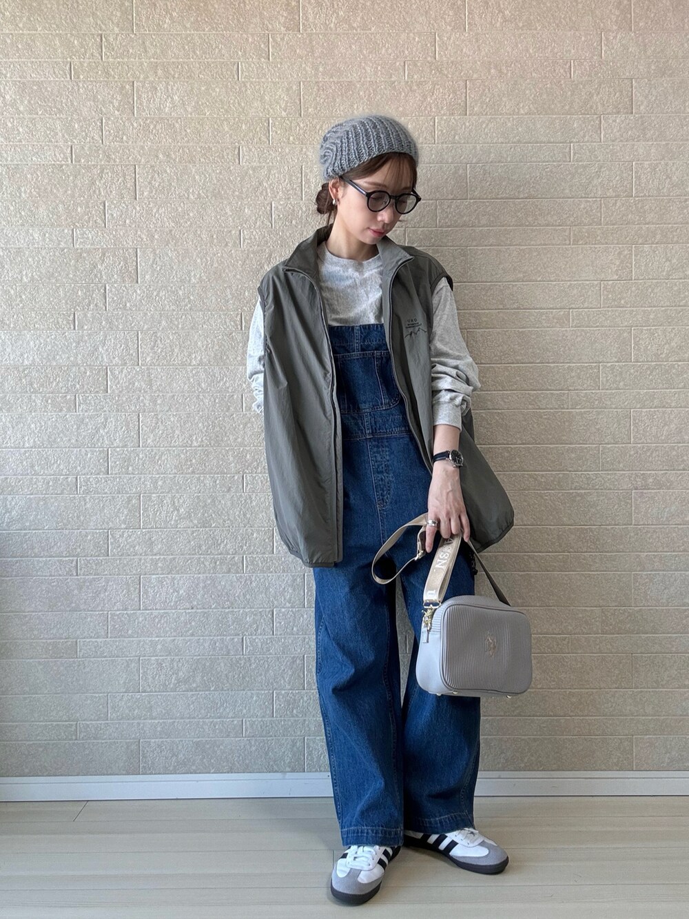 グレー系のショルダーバッグ、グレー系のその他アウター、グレー系のTシャツ/カットソーを着用したレディースの秋コーディネートの2枚目の写真