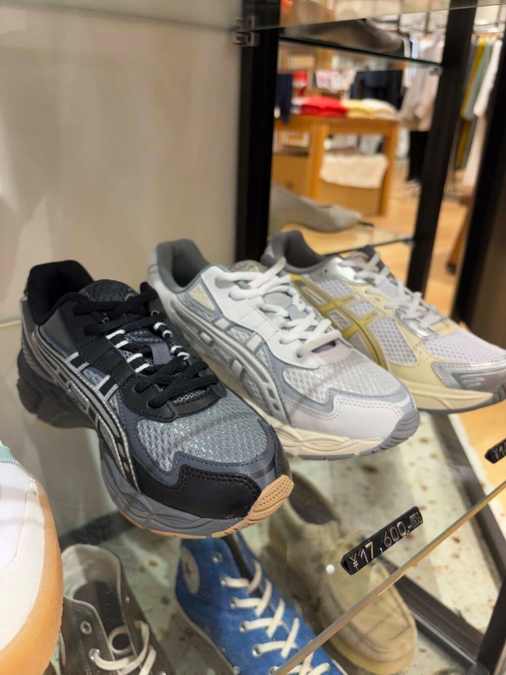 シルバー系のショルダーバッグ、グレー系のスカート、グレー系のTシャツ/カットソーを着用したレディースの冬コーディネートの9枚目の写真