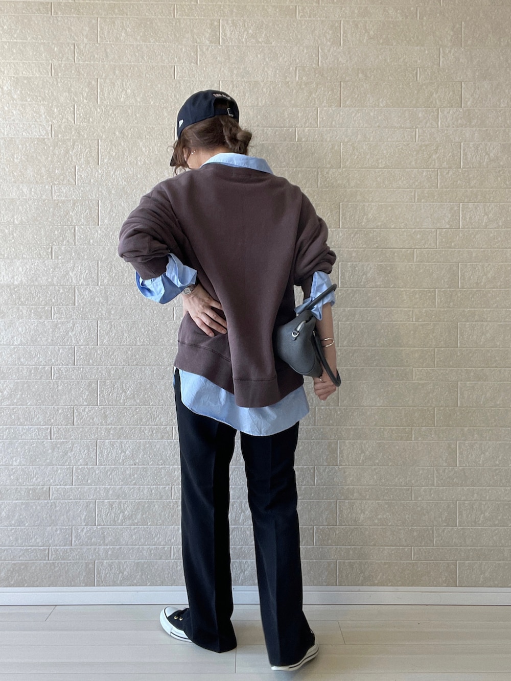 ブラック系のその他パンツ、グレー系のボストンバッグ、ブラウン系のスウェットを着用したレディースの秋コーディネートの3枚目の写真