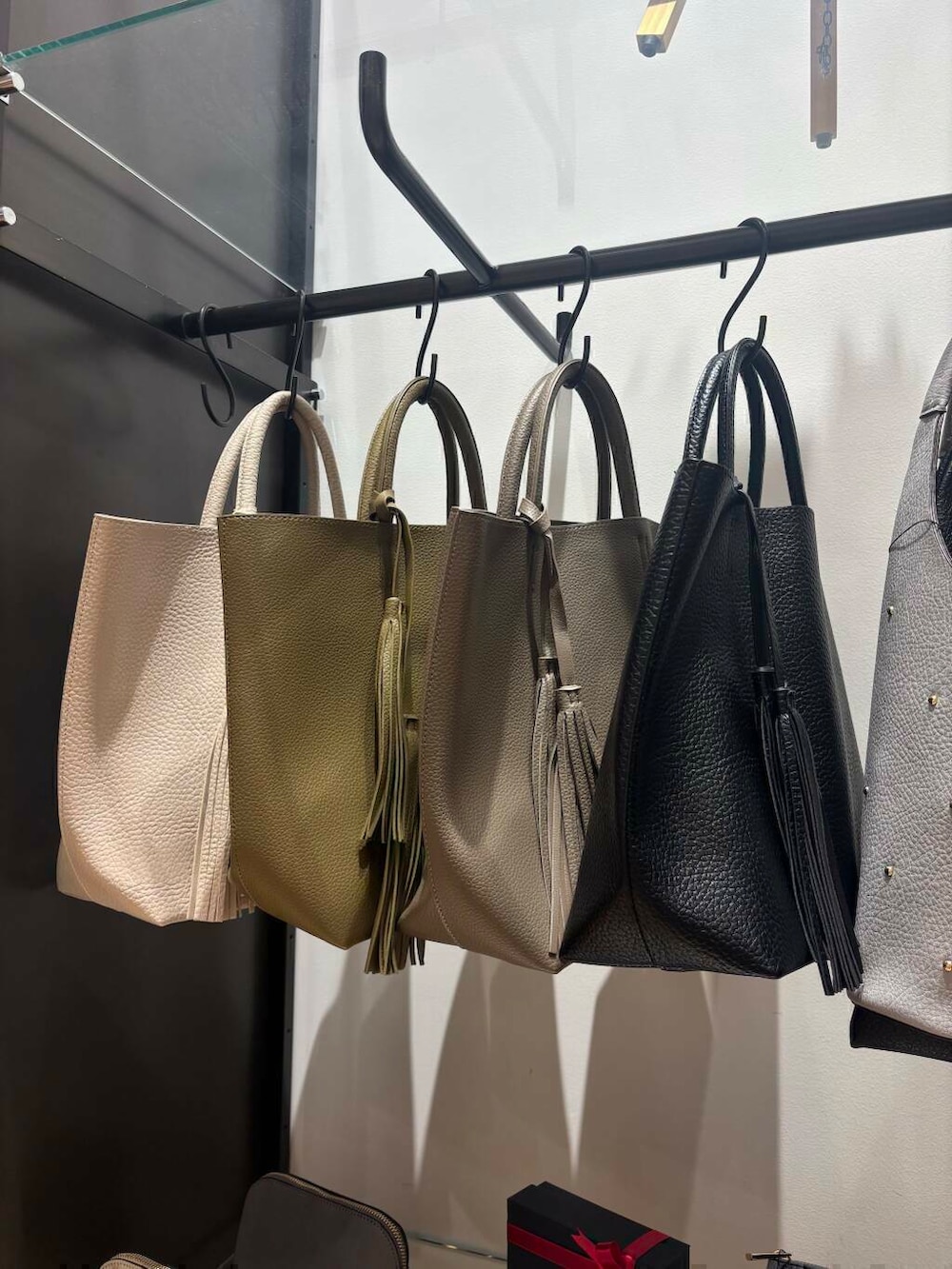 ブラック系のトートバッグ、ブラック系のパンプス、グレー系のエコバッグ/サブバッグを着用したレディースの冬コーディネートの10枚目の写真