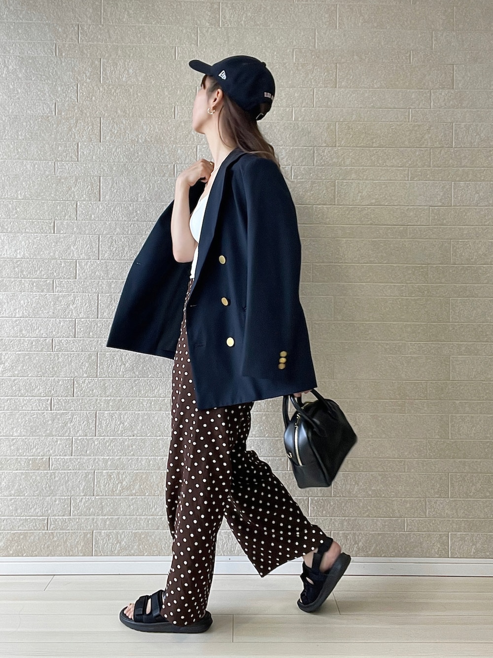 ブラウン系のその他パンツ、ブラック系のサンダル、ブルー系のテーラードジャケットを着用したレディースの夏コーディネートの3枚目の写真