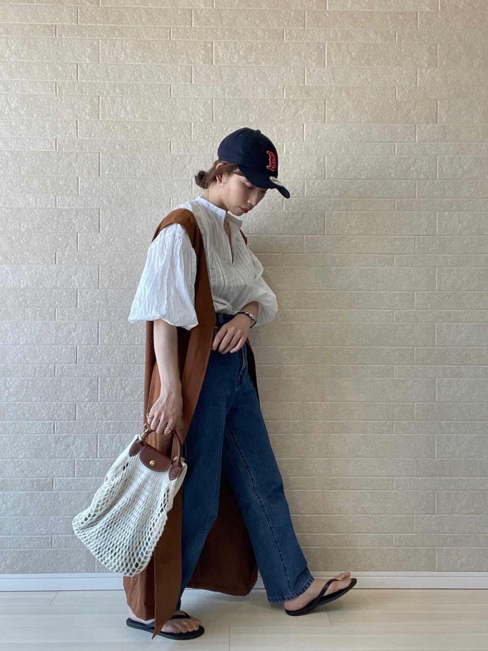 ブラウン系のワンピース、ホワイト系のシャツ/ブラウス、ホワイト系のハンドバッグを着用したレディースの夏コーディネートの2枚目の写真
