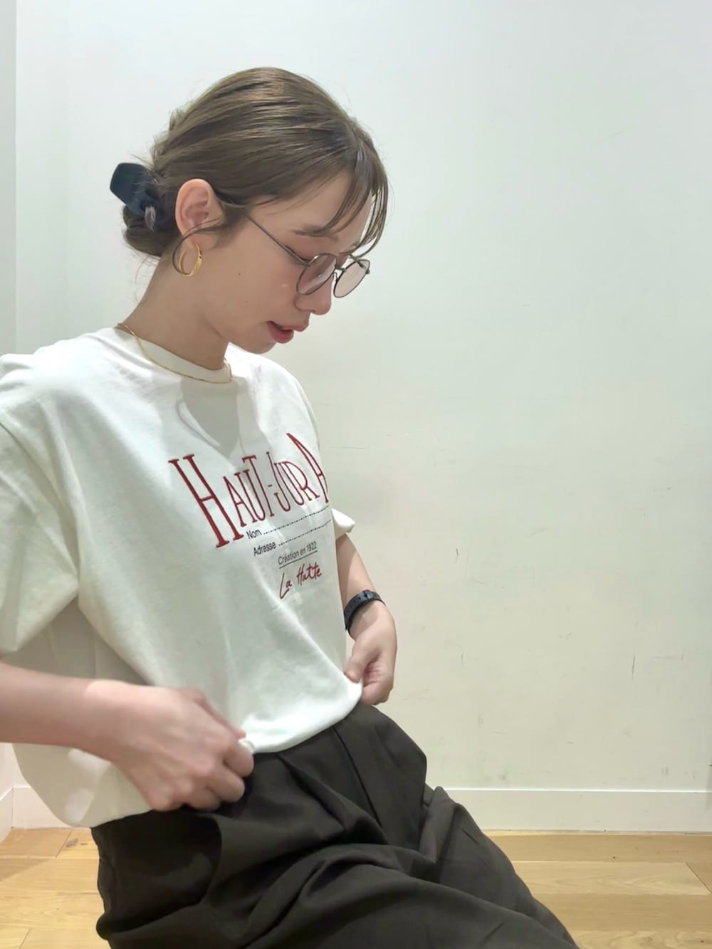 ブラウン系のその他アウター、ブラウン系のその他パンツ、ホワイト系のTシャツ/カットソーを着用したレディースの夏コーディネートの7枚目の写真
