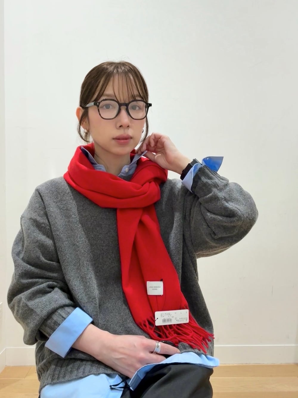 ブルー系のシャツ/ブラウス、グレー系のニット/セーター、ブラウン系のその他アウターを着用したレディースの冬コーディネートの4枚目の写真