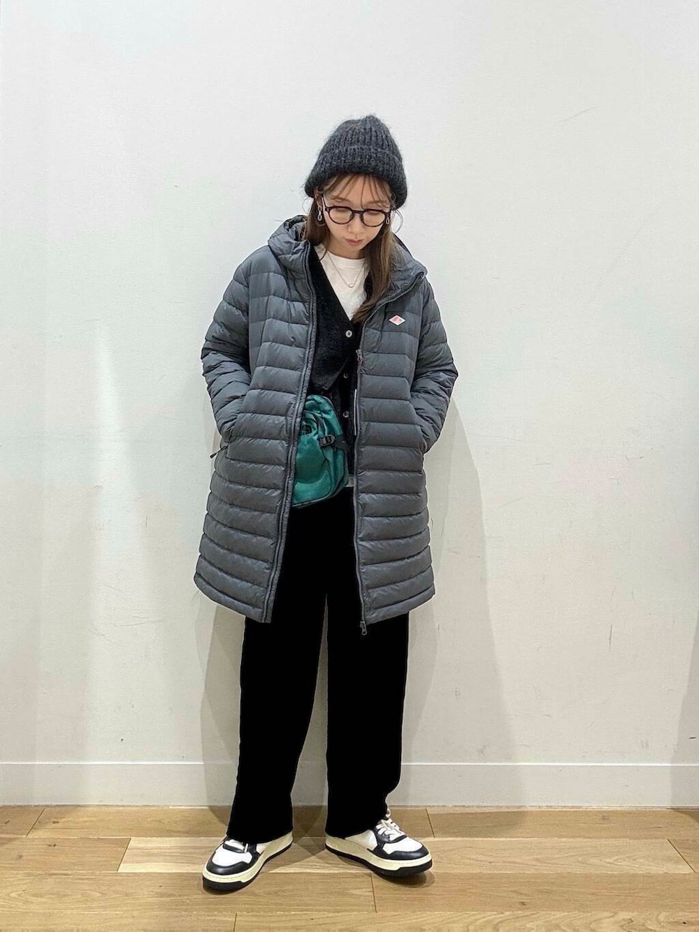 ブラック系のその他パンツ、ホワイト系のTシャツ/カットソー、グレー系のニット/セーターを着用したレディースの冬コーディネートの5枚目の写真