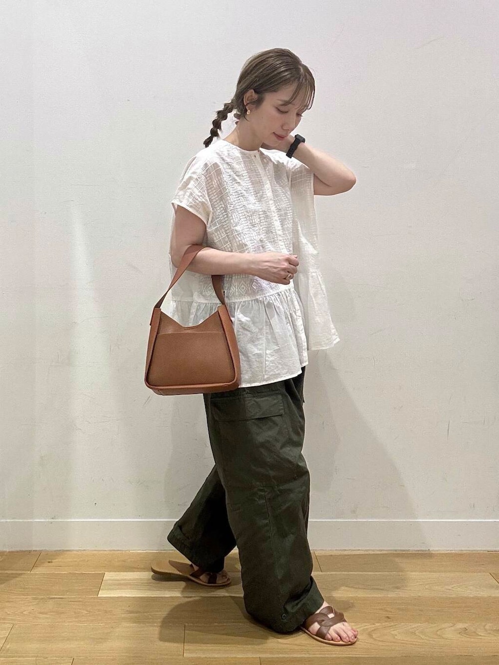 ブラウン系のサンダル、ホワイト系のシャツ/ブラウス、グリーン系のその他パンツを着用したレディースの夏コーディネートの6枚目の写真