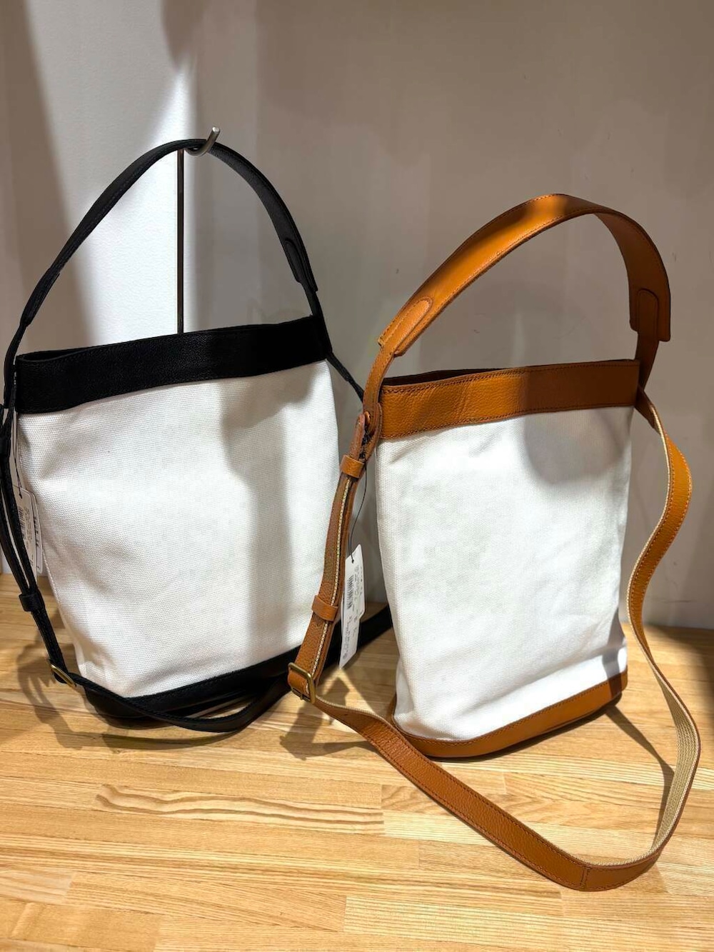 ブルー系のデニムパンツ、ブラック系のショルダーバッグ、グレー系のサンダルを着用したレディースの夏コーディネートの6枚目の写真