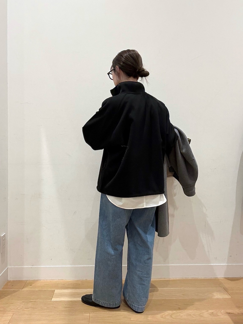 ホワイト系のシャツ/ブラウス、ブルー系のデニムパンツ、ベージュ系のトートバッグを着用したレディースの冬コーディネートの6枚目の写真