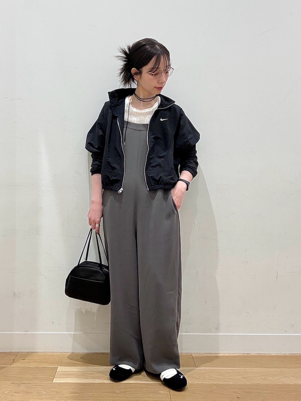 ブラック系のブルゾン、ブラック系のボストンバッグ、グレー系のサロペット/オーバーオールを着用したレディースの春コーディネートの2枚目の写真