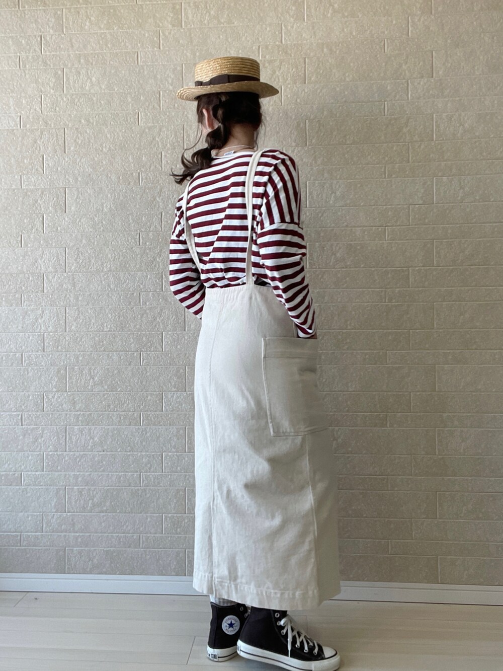 ホワイト系のワンピース、レッド系のTシャツ/カットソー、ブラウン系のスニーカーを着用したレディースの春コーディネートの4枚目の写真