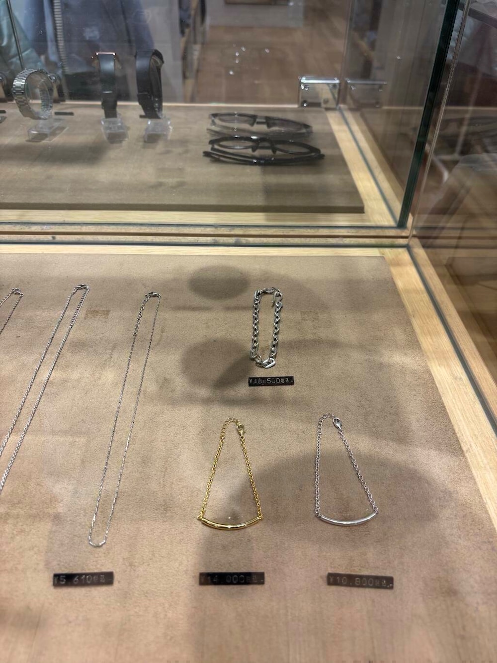 シルバー系のトートバッグ、シルバー系のスニーカー、ブルー系のスウェットを着用したレディースの冬コーディネートの7枚目の写真