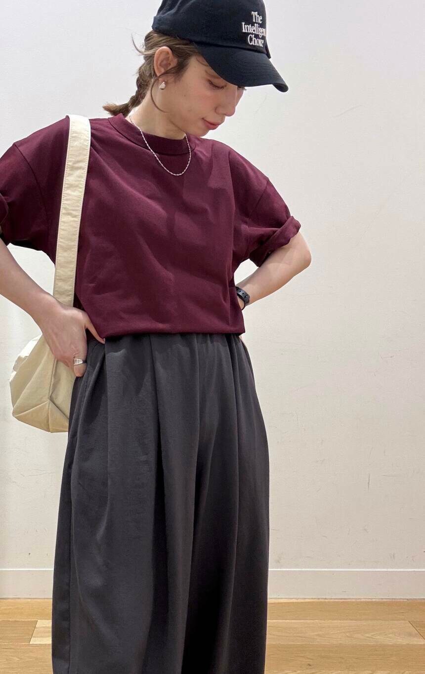 ホワイト系のショルダーバッグ、ブラック系のスニーカー、グレー系のその他パンツを着用したレディースの夏コーディネートの5枚目の写真