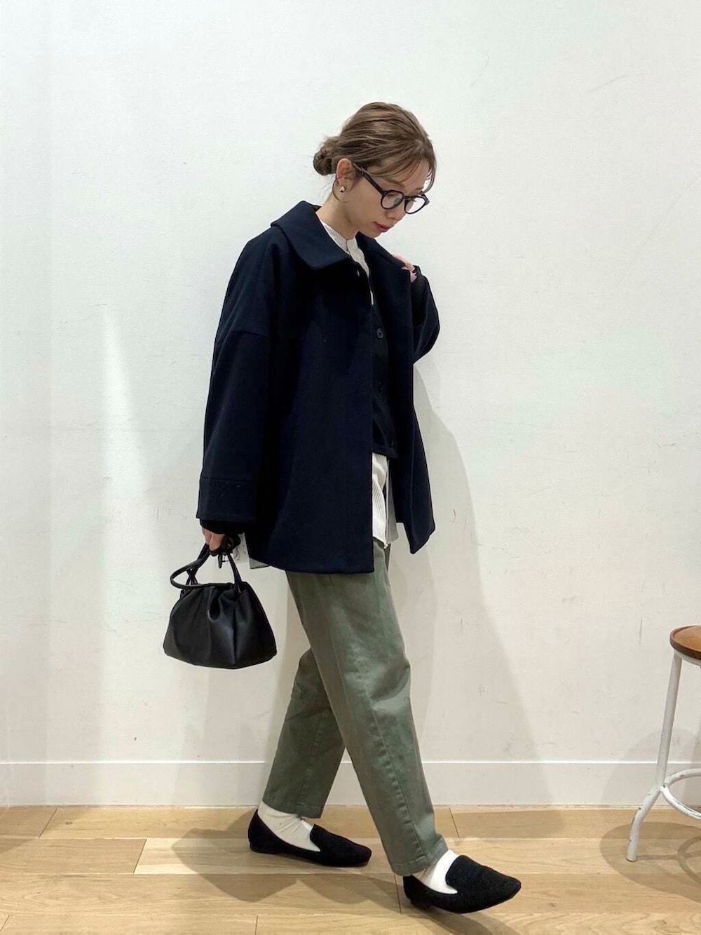 ブルー系のその他アウター、グリーン系のその他パンツ、その他のシャツ/ブラウスを着用したレディースの冬コーディネートの2枚目の写真