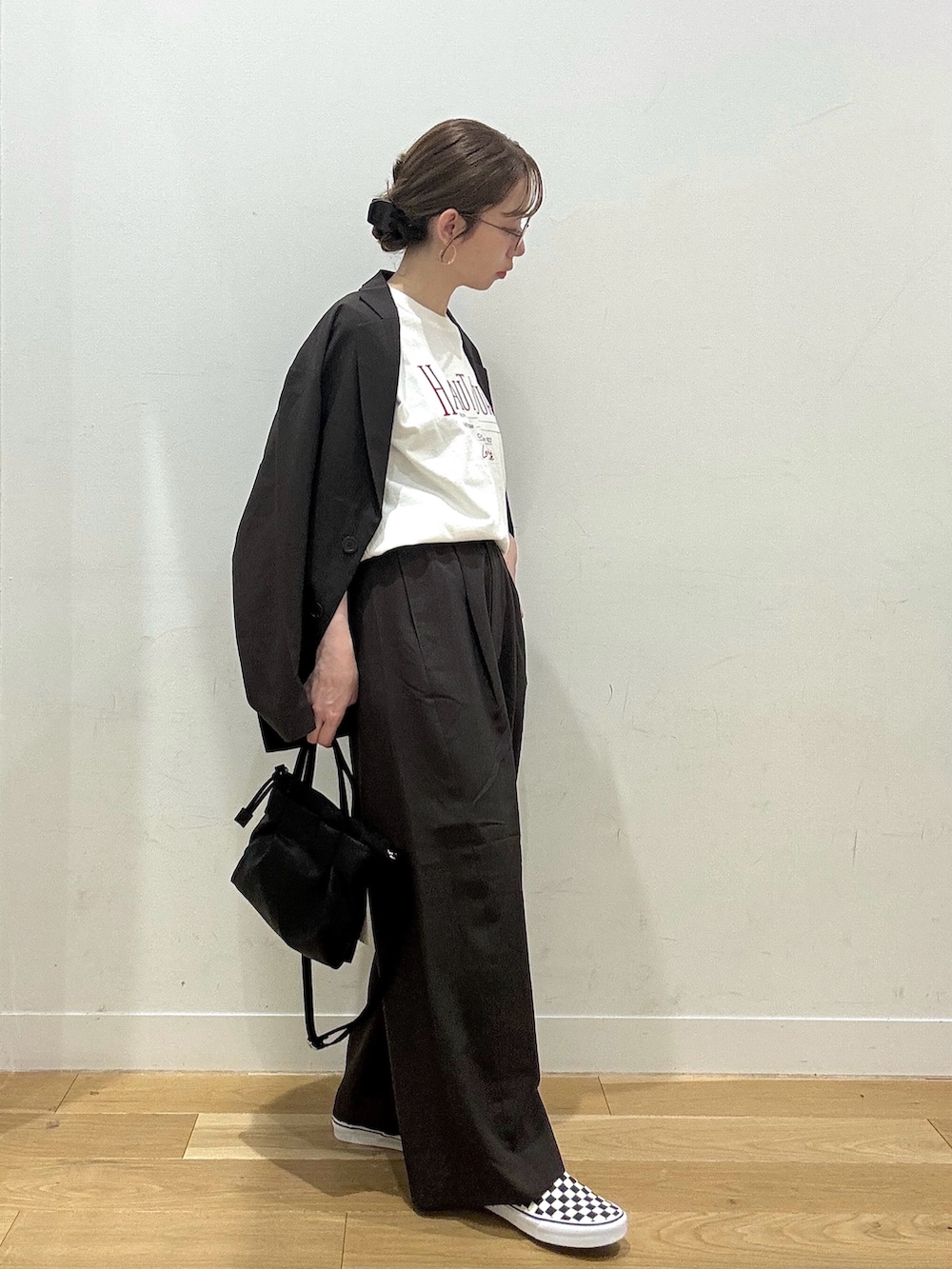 ブラウン系のその他アウター、ブラウン系のその他パンツ、ホワイト系のTシャツ/カットソーを着用したレディースの夏コーディネートの2枚目の写真