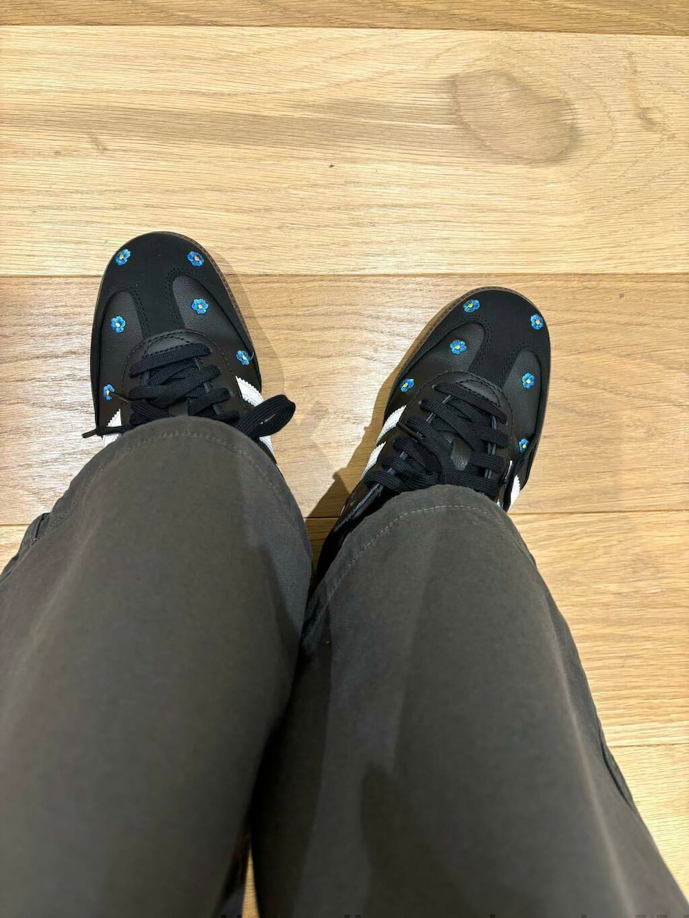 ホワイト系のシャツ/ブラウス、グレー系のカーゴパンツ、ブラック系のスニーカーを着用したレディースの夏コーディネートの6枚目の写真