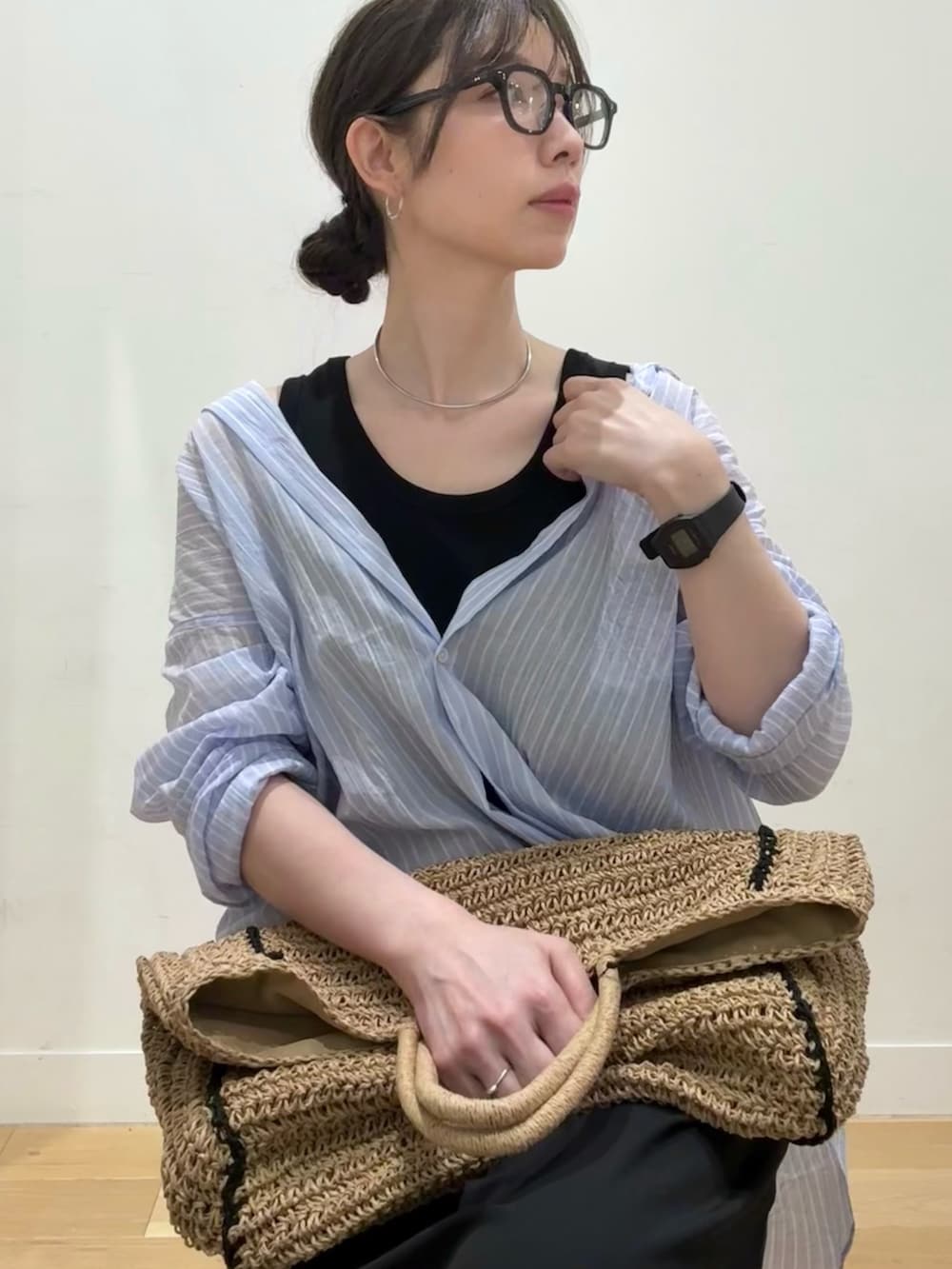 ベージュ系のトートバッグ、ブラック系のサンダル、ブラック系のワンピースを着用したレディースの夏コーディネートの5枚目の写真