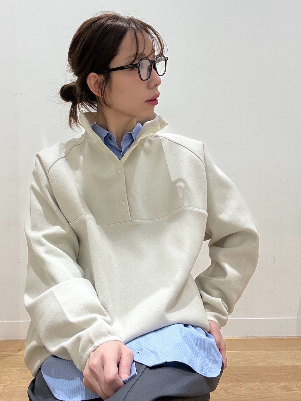 ホワイト系のその他トップス、グレー系のその他パンツ、ブルー系のシャツ/ブラウスを着用したレディースの冬コーディネートの7枚目の写真