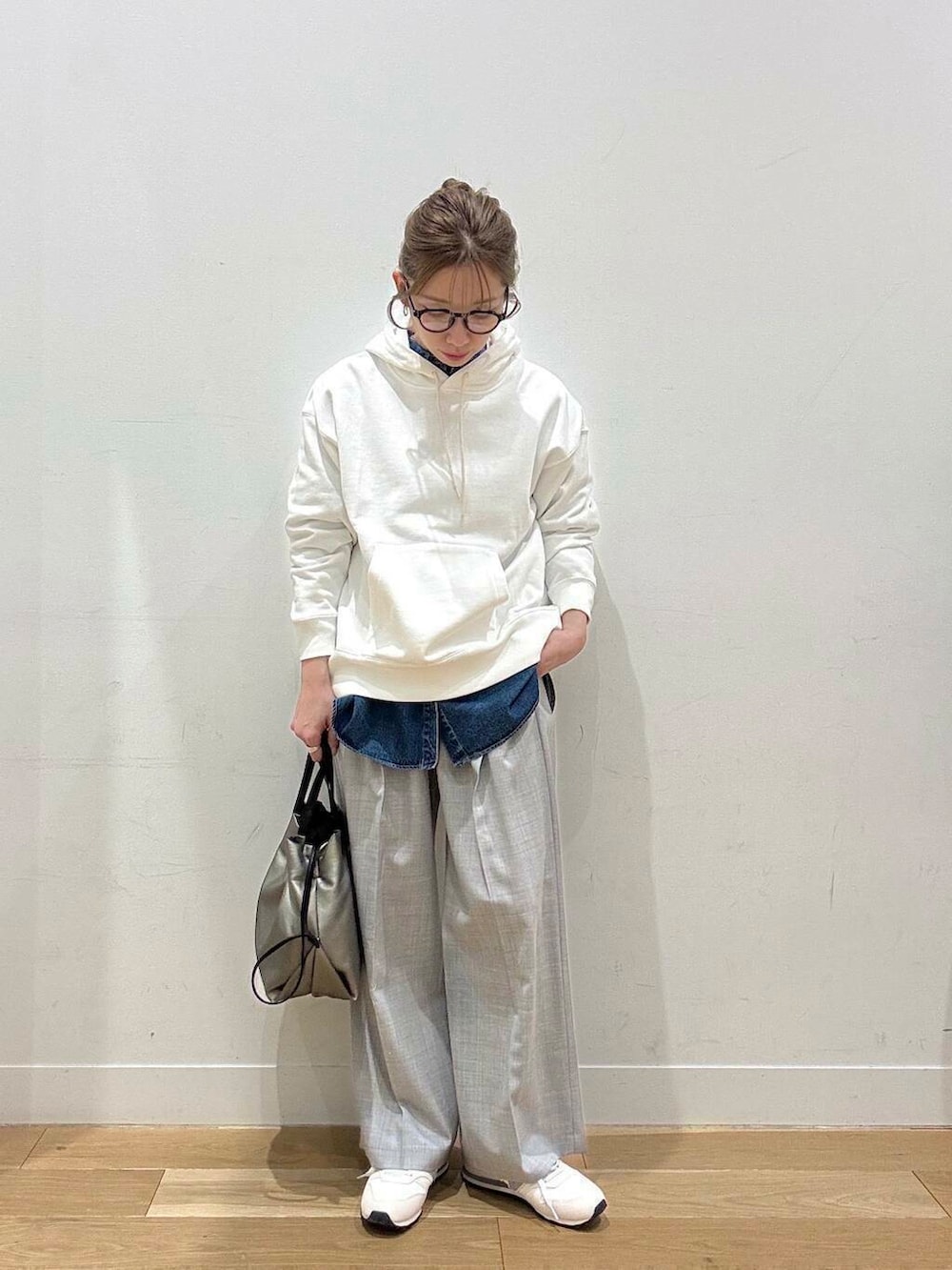 ブルー系のその他アウター、シルバー系のショルダーバッグ、ブルー系のシャツ/ブラウスを着用したレディースの春コーディネートの4枚目の写真