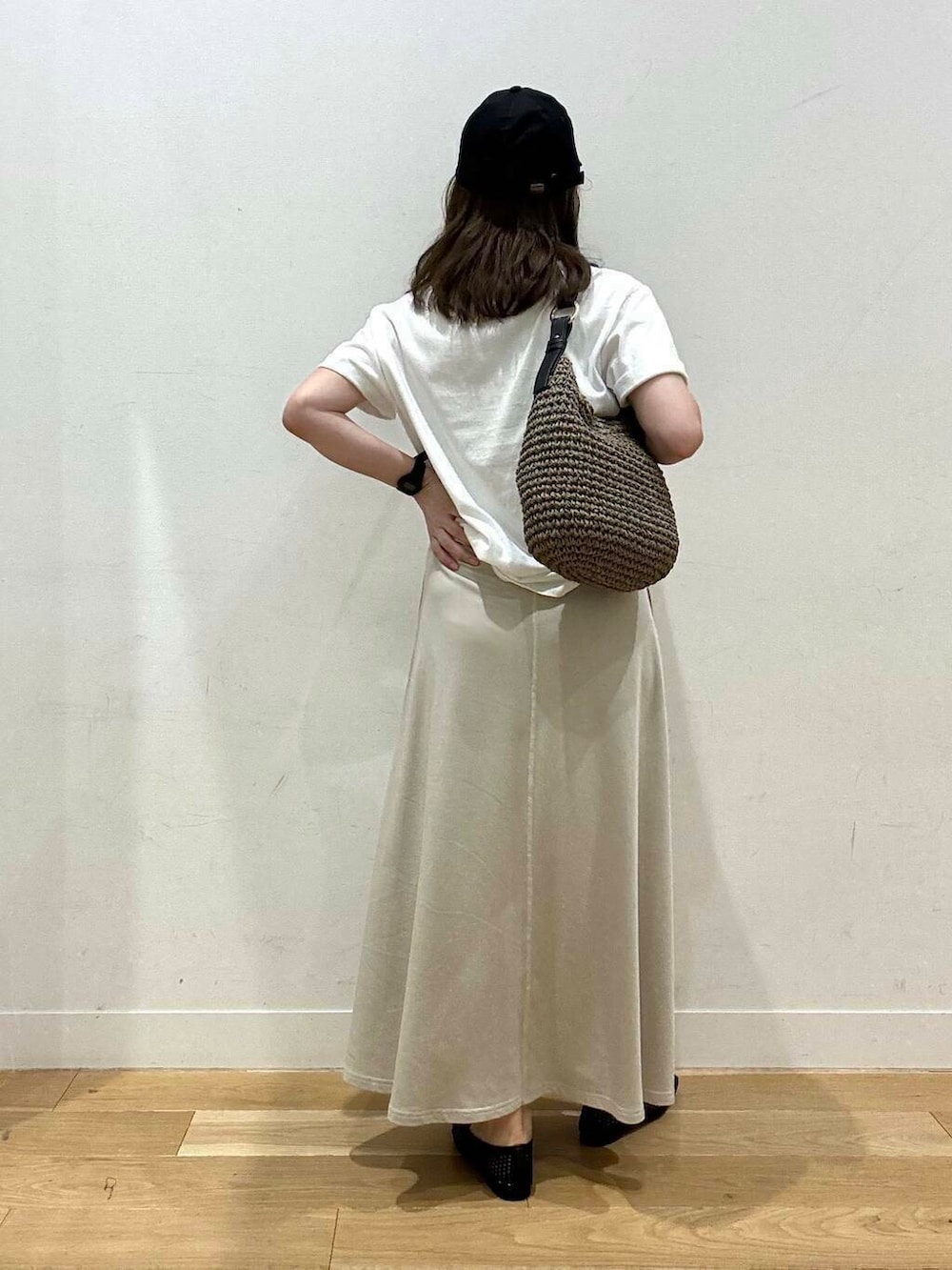 グレー系のトートバッグ、イエロー系のサンダル、ホワイト系のTシャツ/カットソーを着用したレディースの夏コーディネートの4枚目の写真