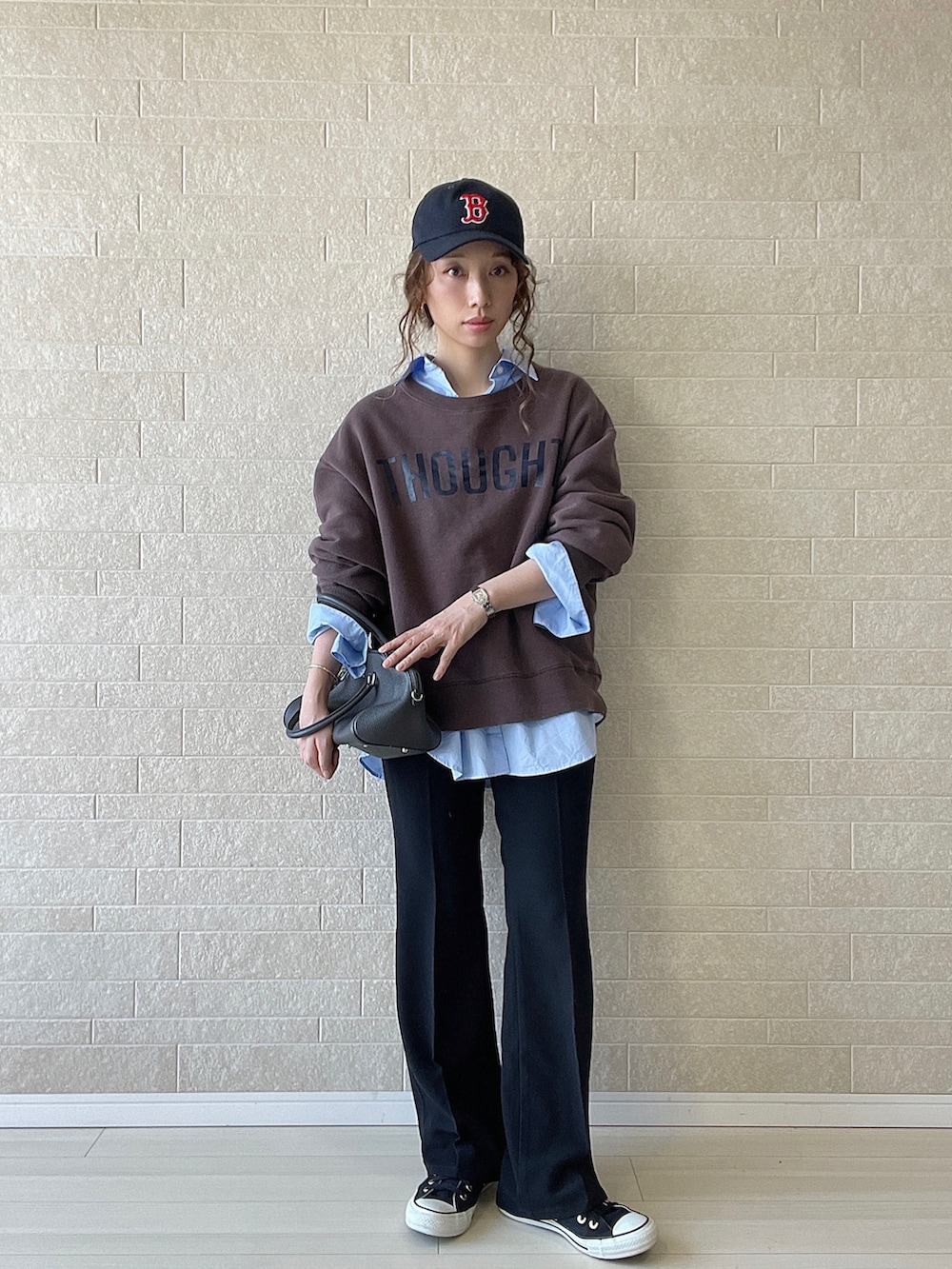 ブラック系のその他パンツ、グレー系のボストンバッグ、ブラウン系のスウェットを着用したレディースの秋コーディネートの5枚目の写真