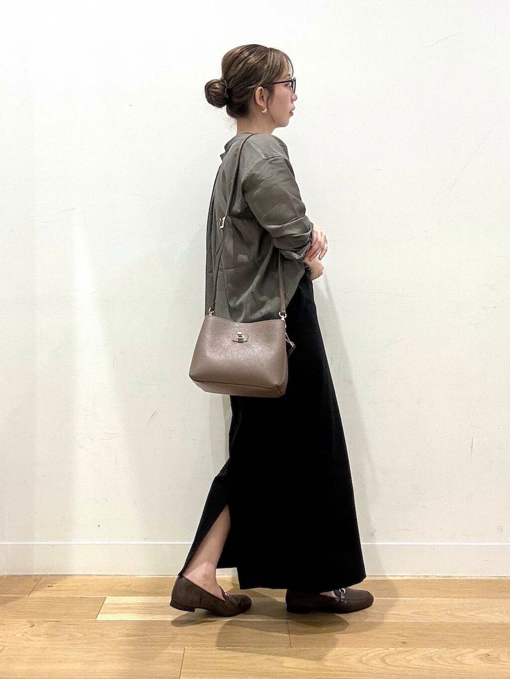 ブラウン系のローファー、ブラック系のスカート、グレー系のシャツ/ブラウスを着用したレディースの夏コーディネートの3枚目の写真