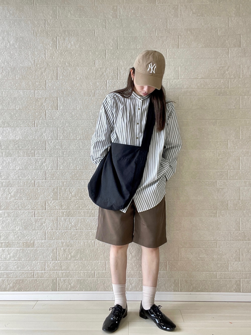 ブラウン系のシャツ/ブラウス、ブラウン系のその他パンツ、ブラック系のショルダーバッグを着用したレディースの夏コーディネートの2枚目の写真