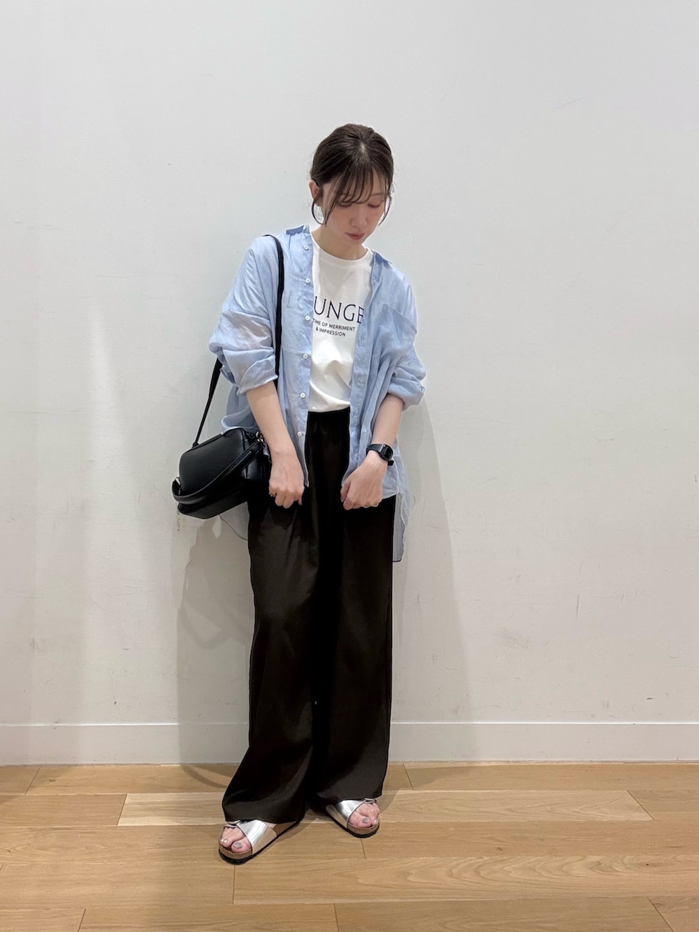 ホワイト系のTシャツ/カットソー、ブラウン系のその他パンツ、ブラック系のショルダーバッグを着用したレディースの夏コーディネートの2枚目の写真