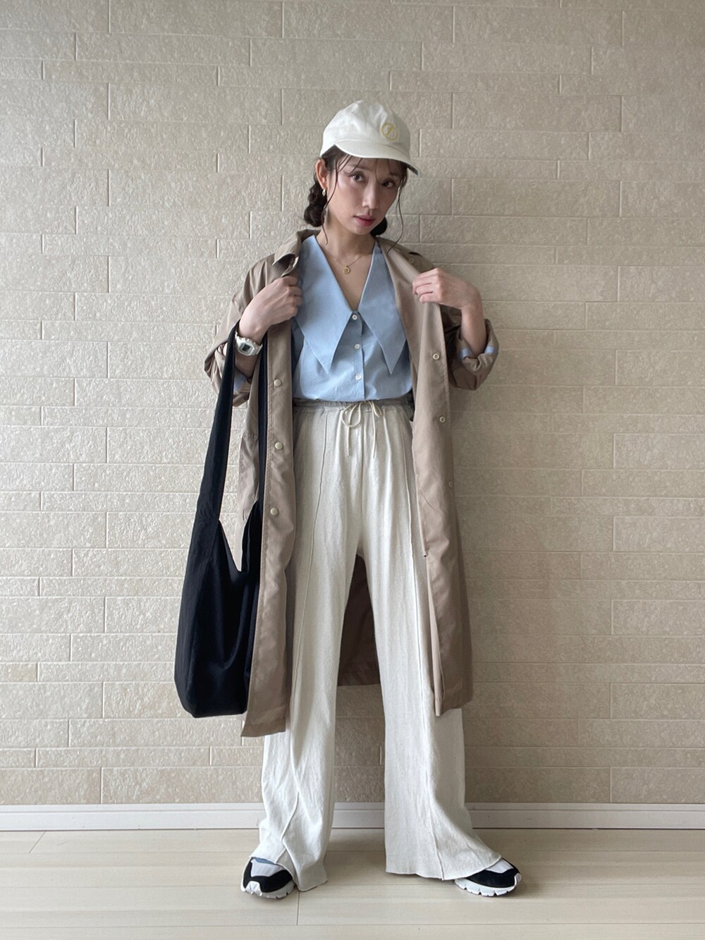 ベージュ系のその他パンツ、ブラック系のショルダーバッグ、ブルー系のシャツ/ブラウスを着用したレディースの春コーディネートの5枚目の写真