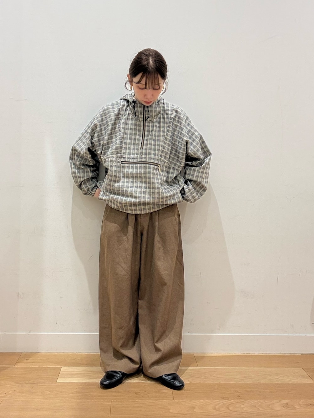 ベージュ系のダウンベスト、レッド系のTシャツ/カットソー、ブラック系のローファーを着用したレディースの秋コーディネートの4枚目の写真
