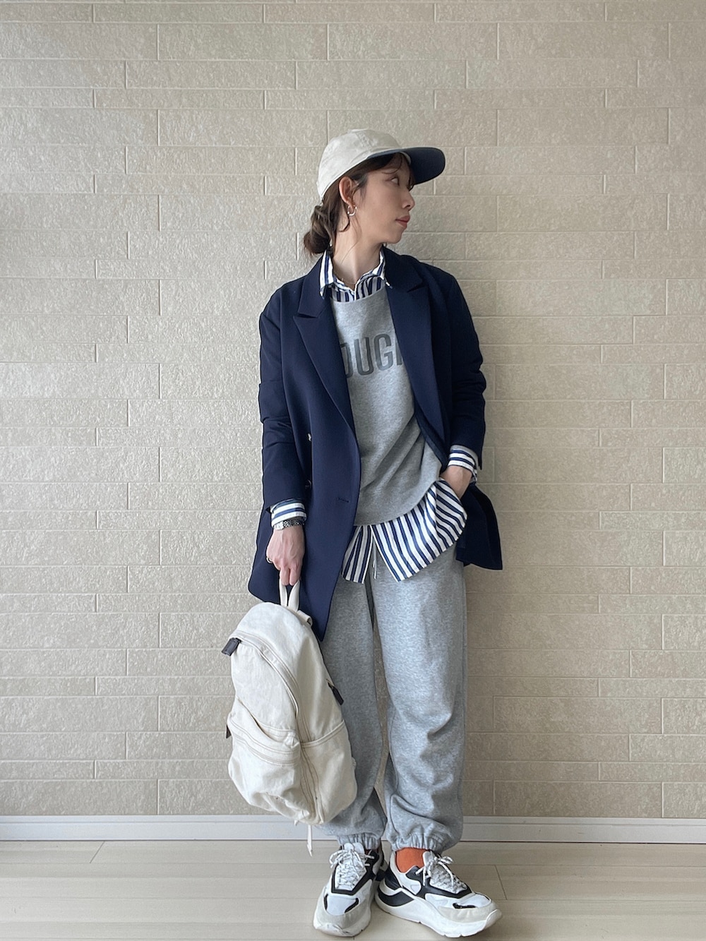 ホワイト系のバックパック/リュック、ブルー系のシャツ/ブラウス、グレー系のスウェットパンツを着用したレディースの冬コーディネートの4枚目の写真